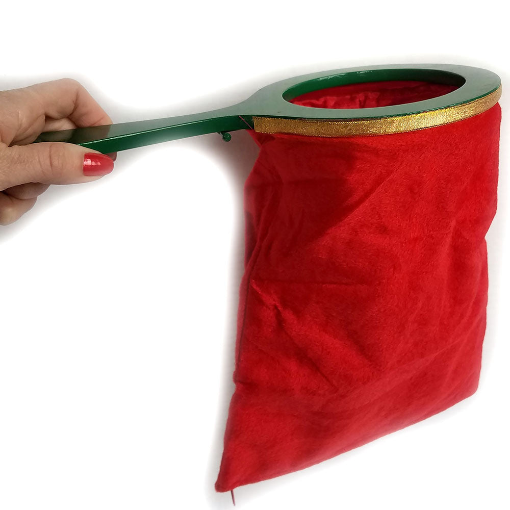 Hand holding a green butterfly net with a red捕捉袋 on a white background